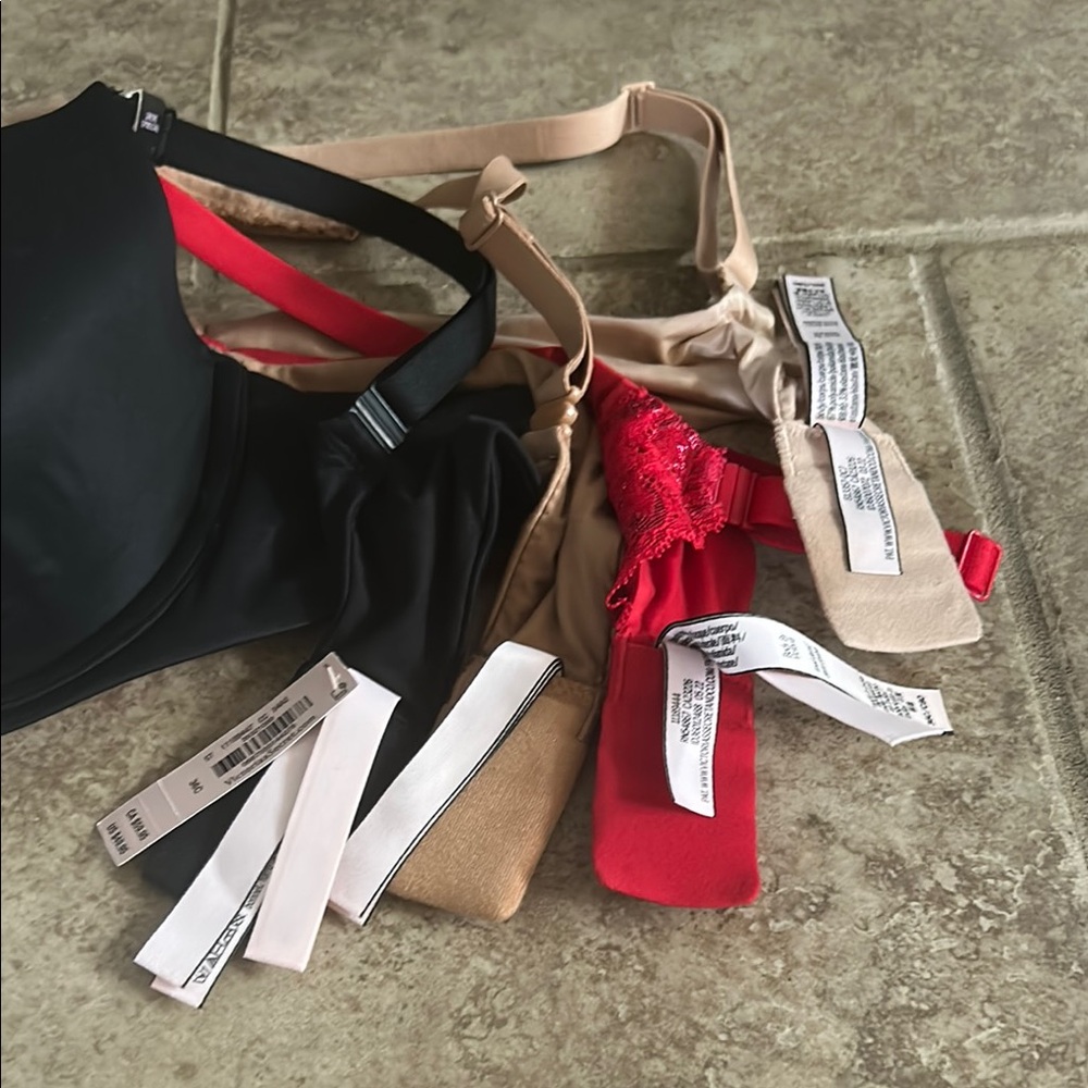 Victoria's Secret Black and Red Bra with Adjustable Straps - Picture 2 of 7